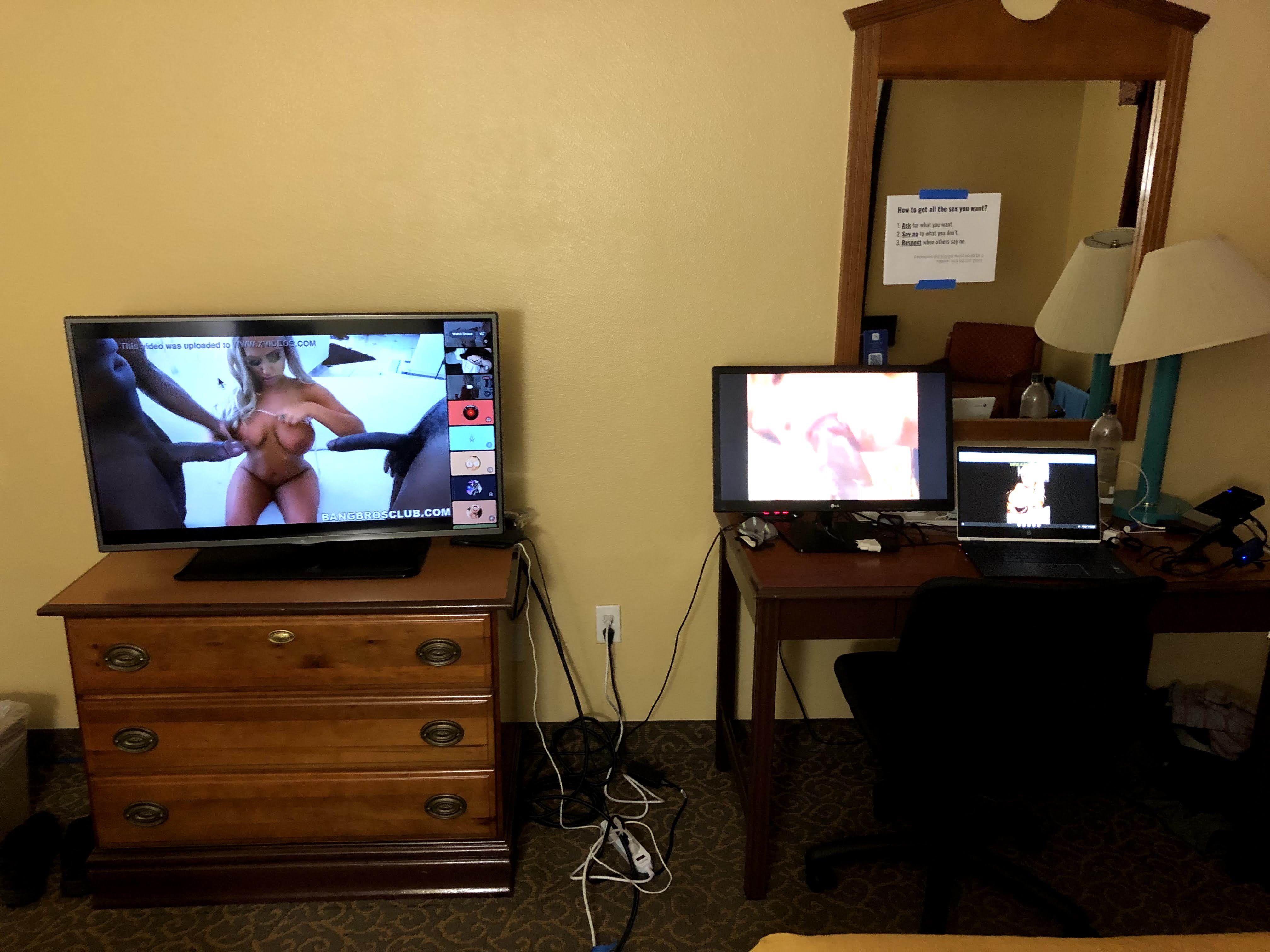 3 screens